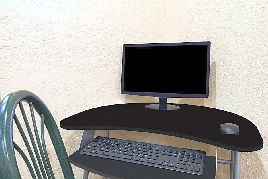 Super 8 by Wyndham Topeka/Wanamaker RD/I-70