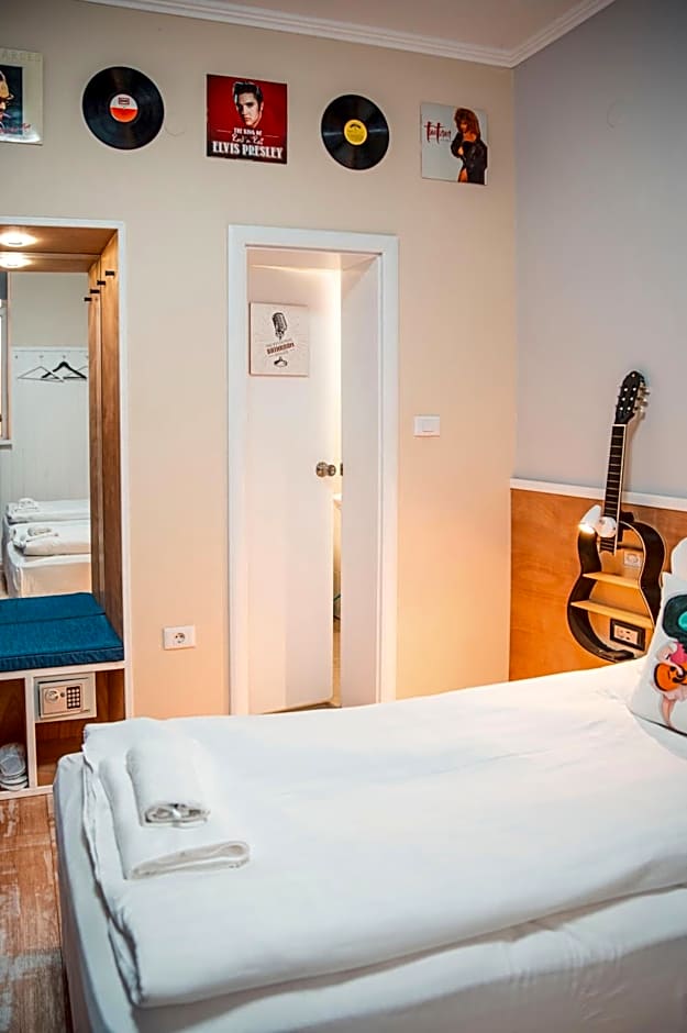 Three Dolphins Hotel with a Rooftop terracе