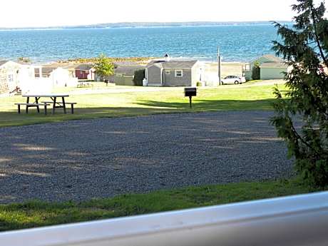 Deluxe One-Bedroom Cottage w/ 2 Queen Beds and Sea View