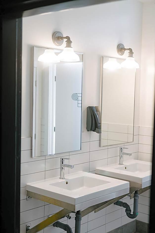 Saintlo Ottawa Jail Hostel