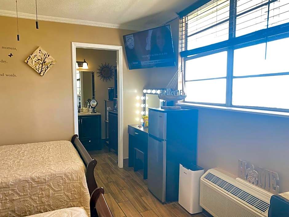 Ocean View Renovated Condo With Pool - DAYTONA BEACH