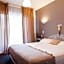 Logis Hotel le Petit Manoir Rest. la Tonnelle