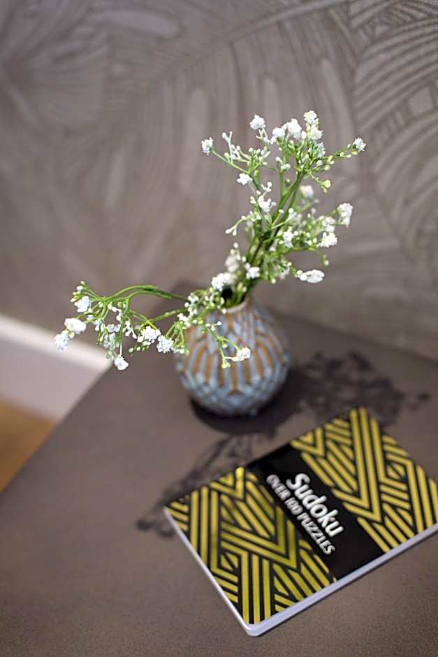 Scandinavian Studio with Full Kitchen and Bath by Den Stays