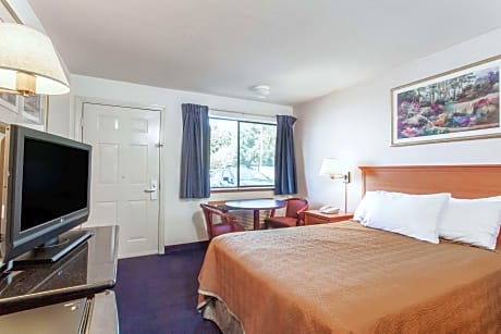 1 King Bed Deluxe Room Non-Smoking