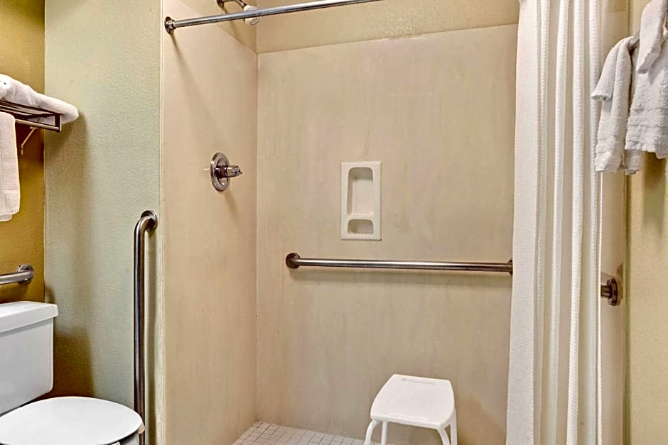 Days Inn & Suites by Wyndham Stockbridge South Atlanta