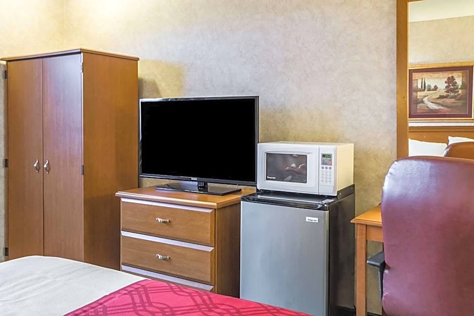 Econo Lodge North