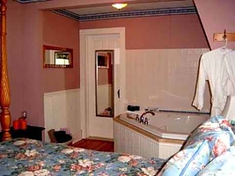 Deluxe Queen Room with Spa Bath