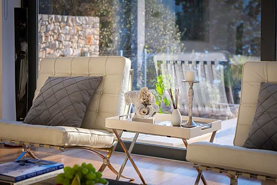 Beachfront Villa Grain of Salt with Pool