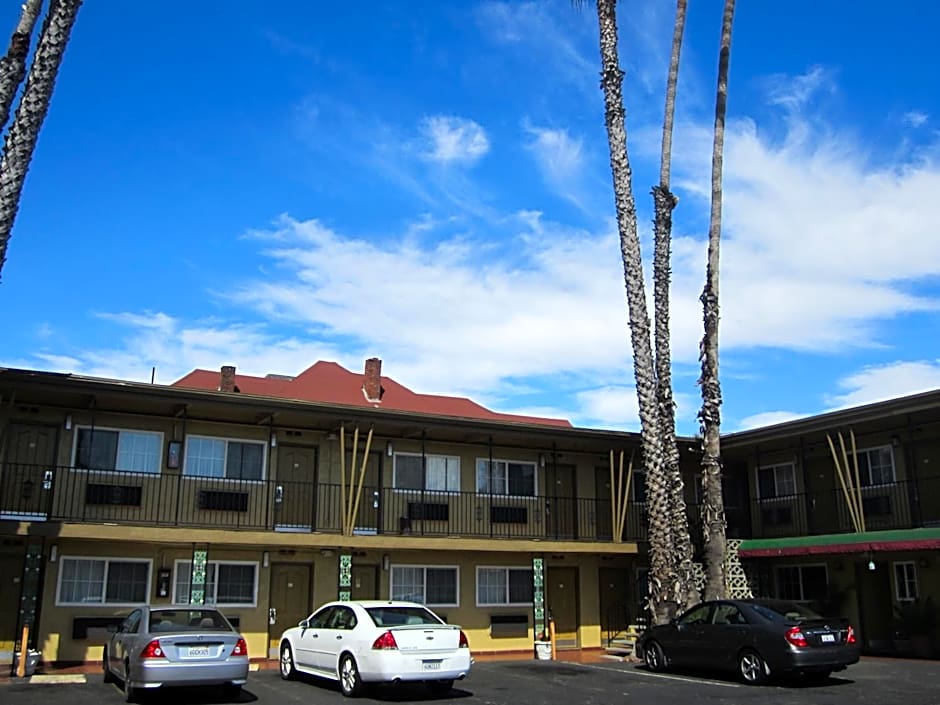 Civic Center Lodge / Lake Merritt BART