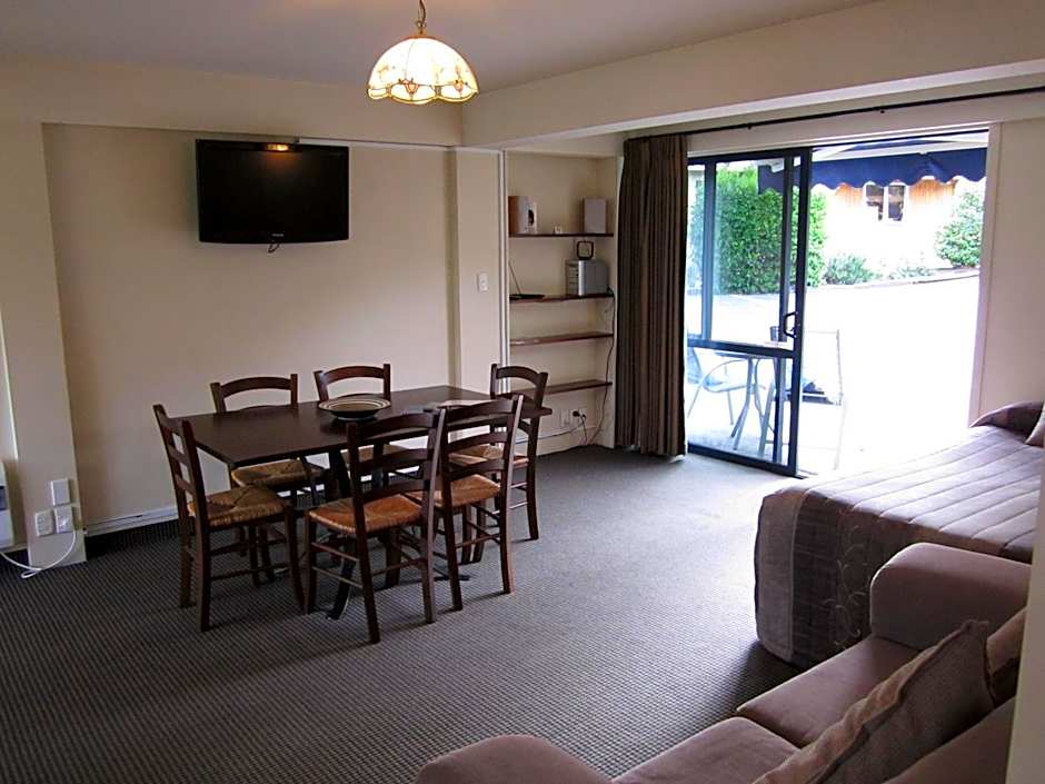 Four Seasons Motel