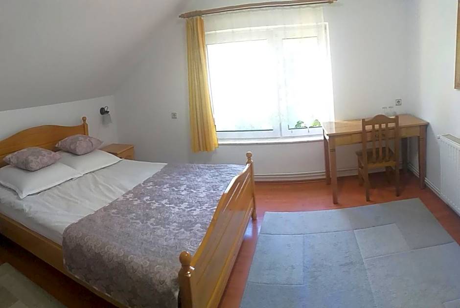 Șoaptele pădurii & Căsuța din pădure