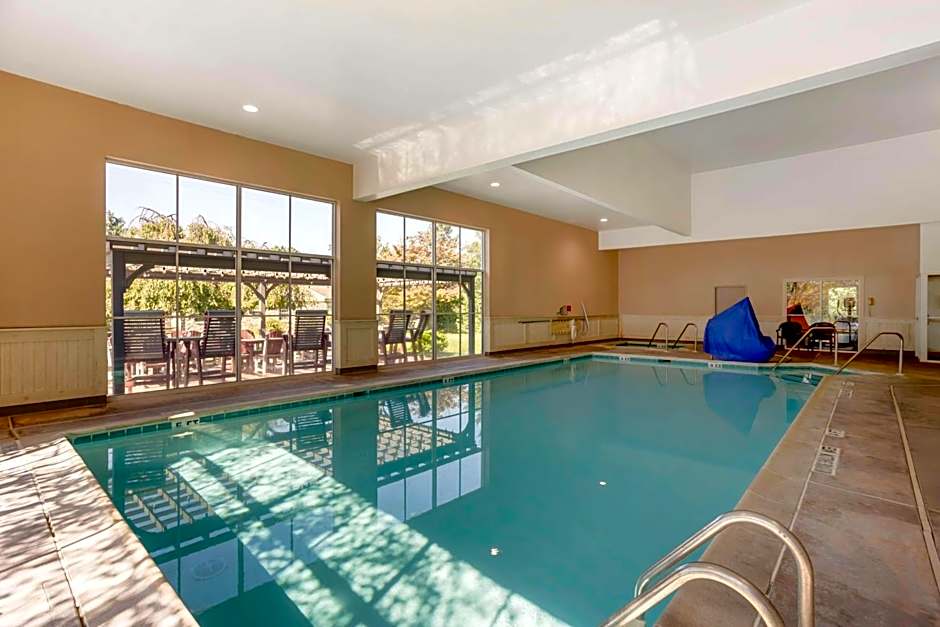 Best Western Plus Revere Inn And Suites