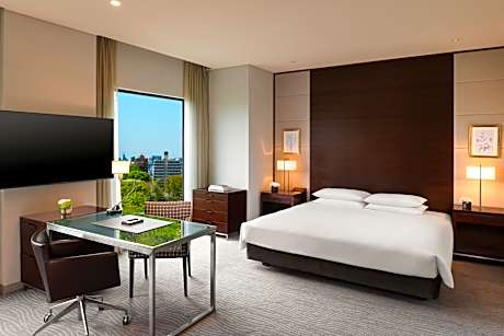 Deluxe King Room with Club Access