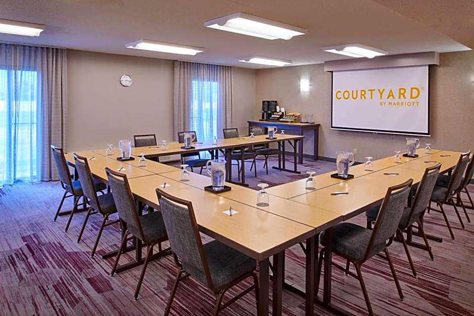 Courtyard By Marriott Detroit Warren