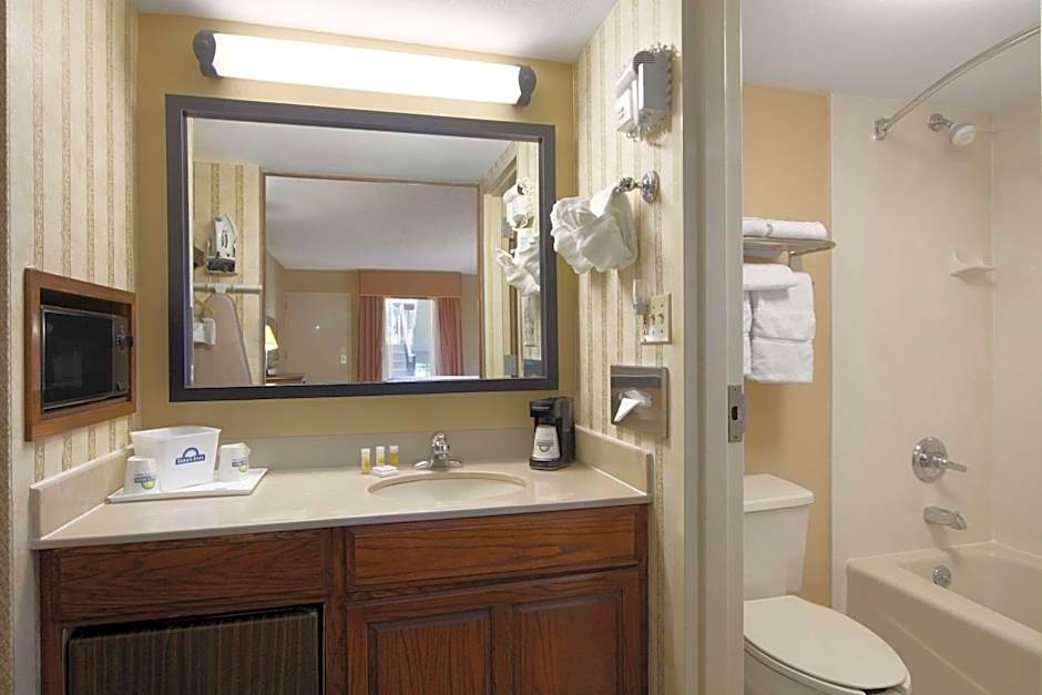 Days Inn by Wyndham Longview South