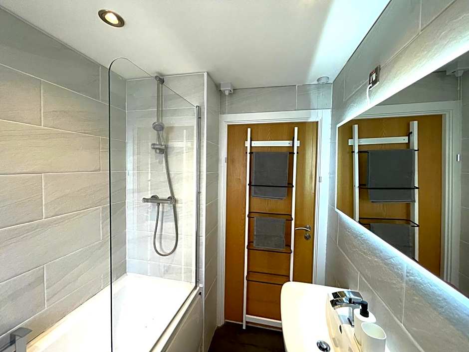 RNM - Business Professionals Stay, Walsall City Centre, 2 Bedroom with ensuite and bathroom, Entire Place, Kitchen & Washroom with amenities, Smart Tv, Easy Access, Fast WiFi, Parking Nearby, Great transport links