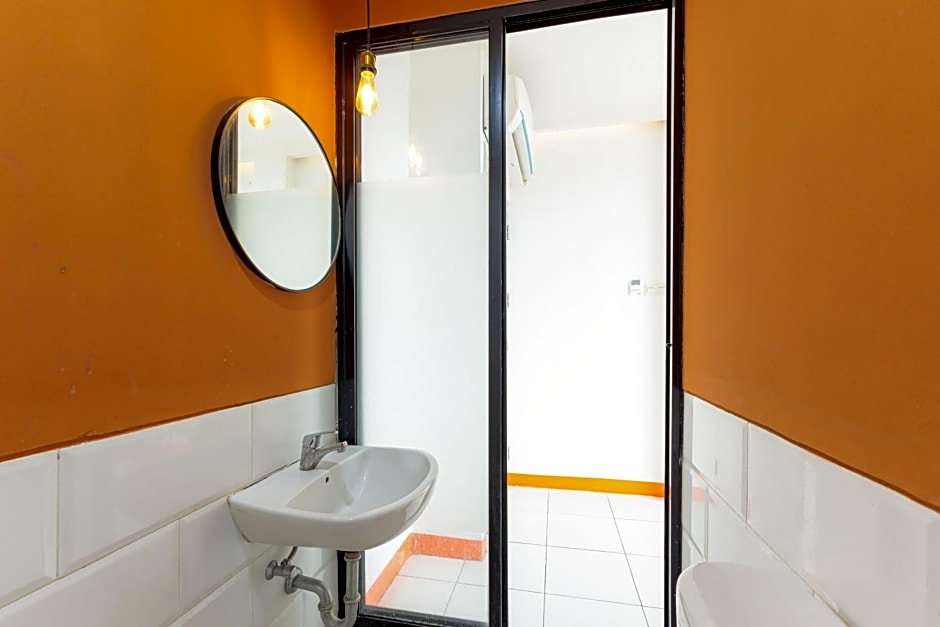 RedDoorz near Mangga Dua Mall