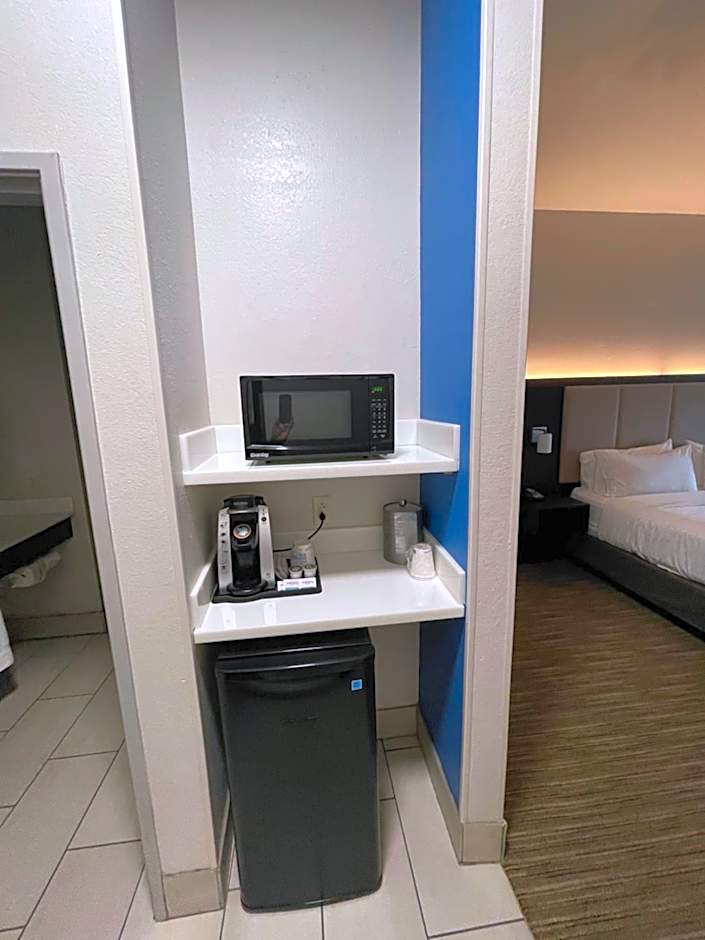 Holiday Inn Express Hotel & Suites Las Vegas By IHG