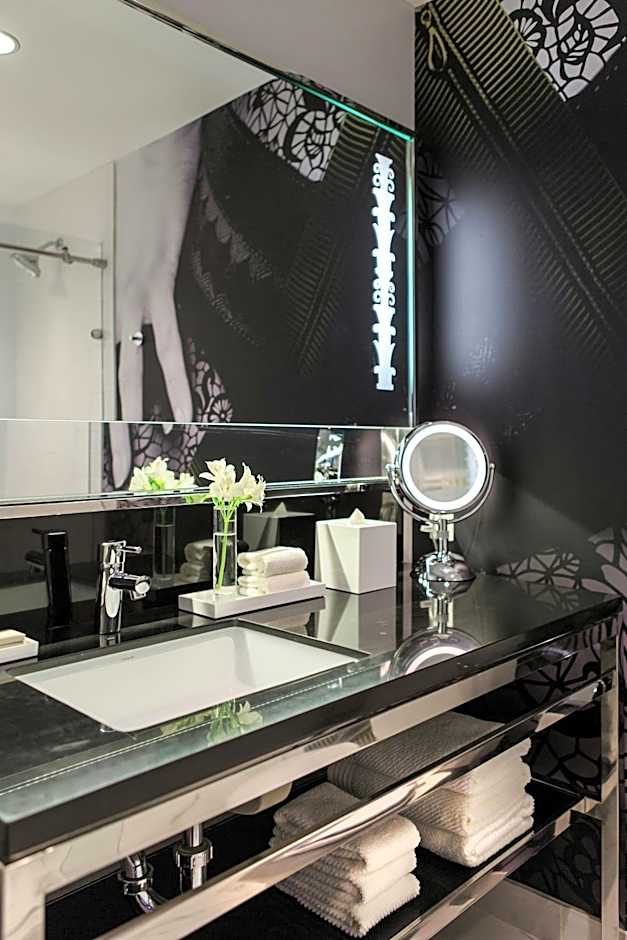 Renaissance by Marriott Cincinnati Downtown Hotel