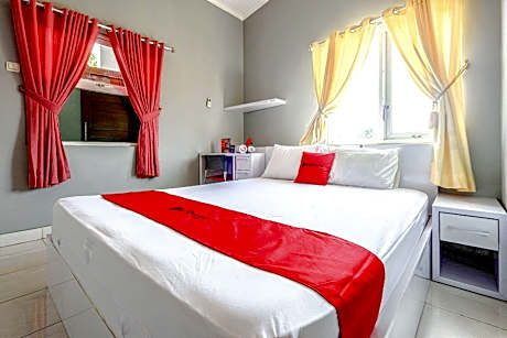 RedDoorz near Solo Square 3