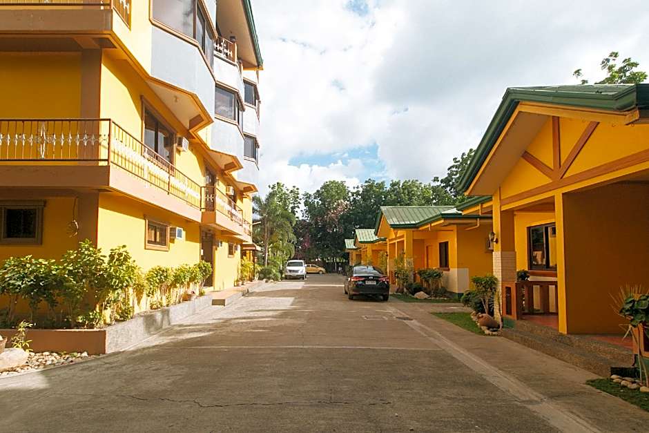 RedDoorz @ Farm Side Hotel Laoag City