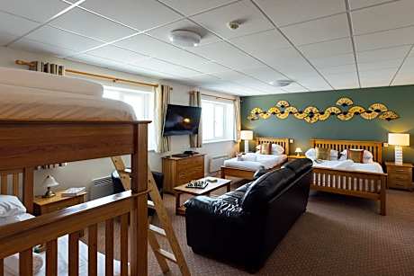 Large Family Room (2 adults + 2Children)