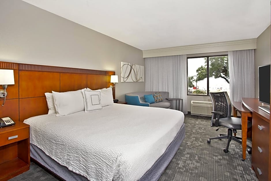 Courtyard by Marriott Gulfport Beachfront