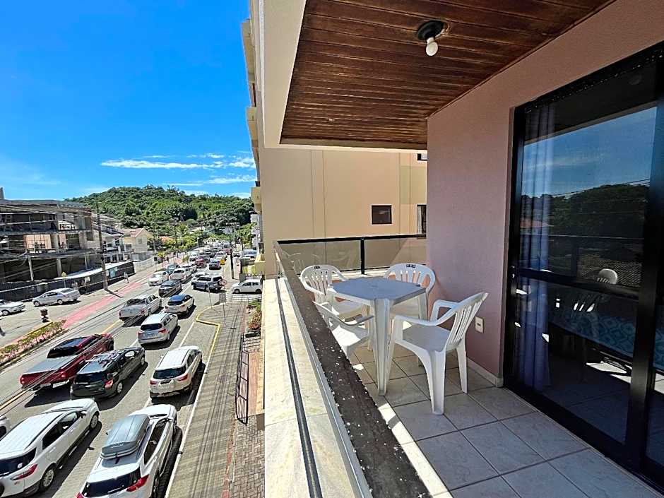 B481 Apto 3 quartos frente para avenida 8 pessoas