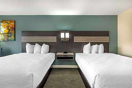 2 Queen Beds Non-Smoking Microwave And Mini-Refrigerator Wi-Fi Full Breakfast