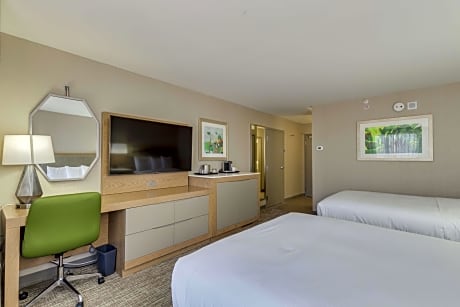 2 Queen Beds Poolview