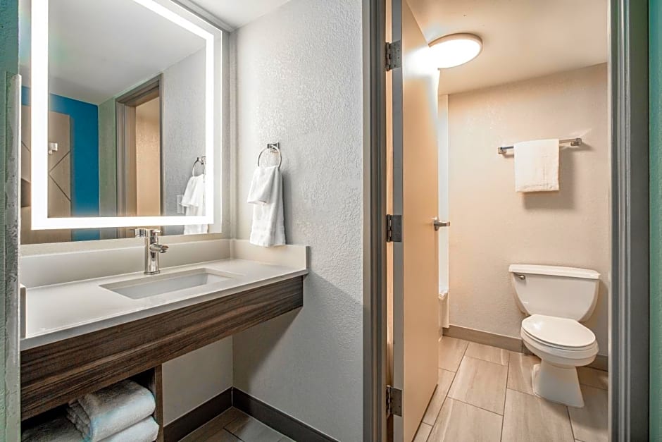 Holiday Inn Express & Suites Phoenix - Mesa West, an IHG Hotel