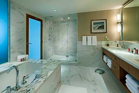 M 1 Bedroom Suite, Concierge lounge access, 1 Bedroom Suite, 1 King, Cityscape view, High floor