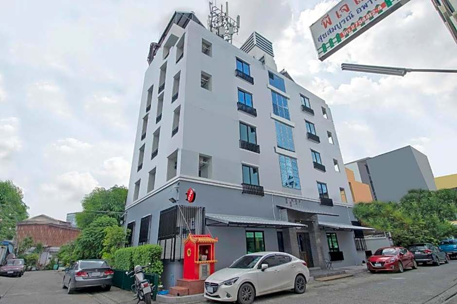 OYO 818 Suksomboon Residence