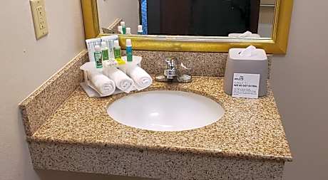 Standard Queen Room with Two Queen Beds and Mobility Accessible Tub