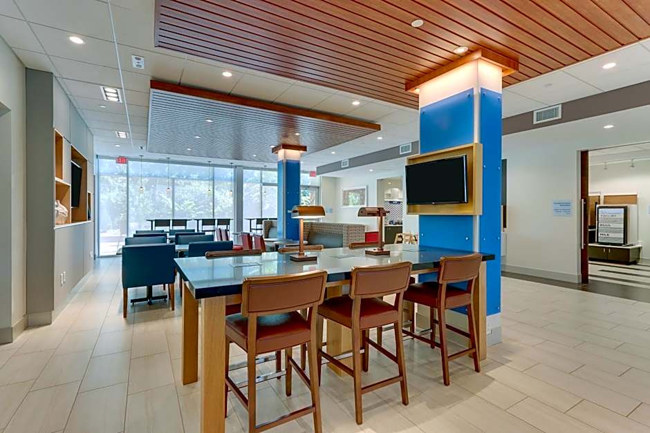 Holiday Inn Express & Suites Roanoke - Civic Center By IHG