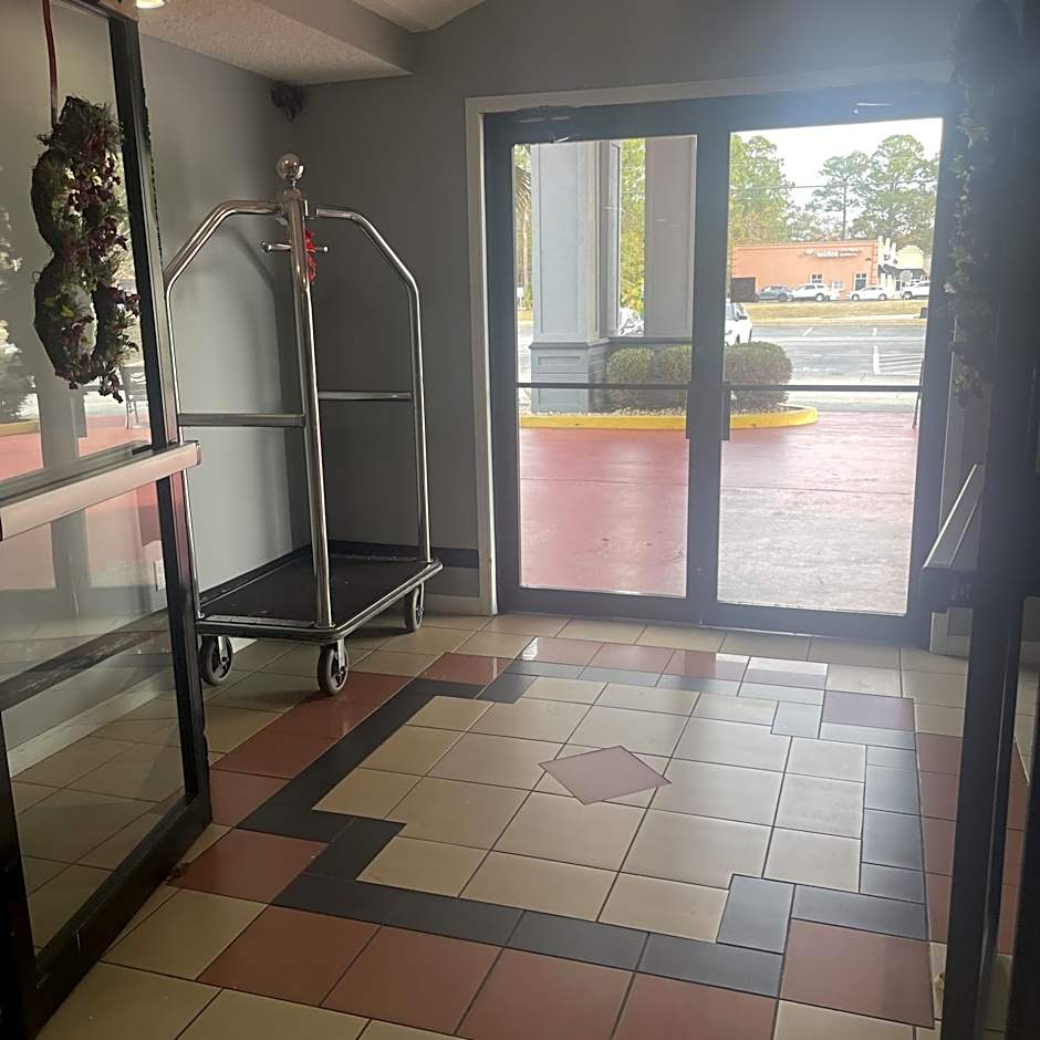 Red Roof Inn & Suites Hinesville