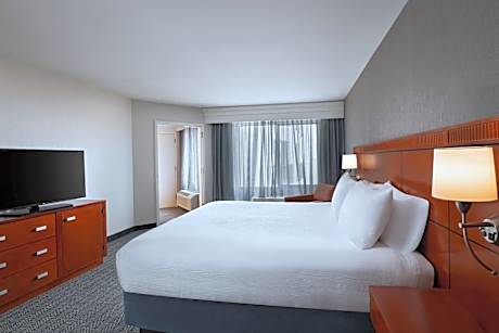 1 Bedroom Suite, 1 King, Sofa bed, Courtyard view