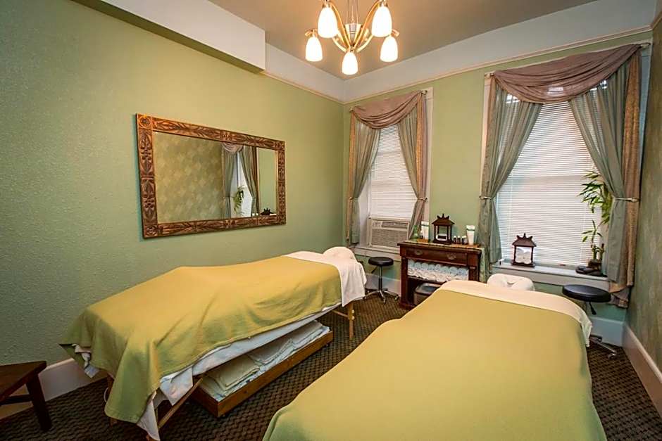 1905 Basin Park Hotel