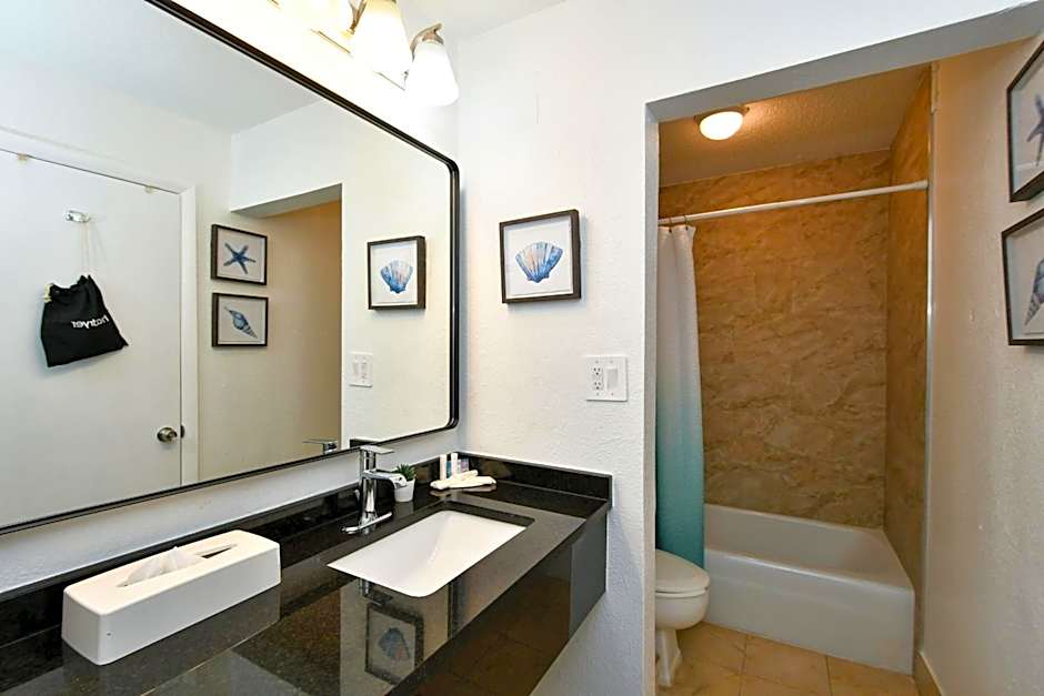 Sarasota Cay Club #612 - Heated Pool, Bunk Beds, Huge TV, Tiki Bar, More!