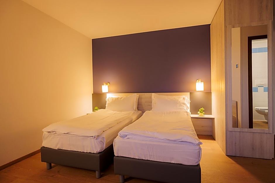 Foto 1 di 9 di 1 Double Bed or 2 Beds