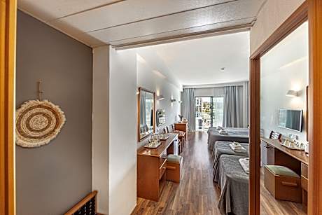 Family room Resort View