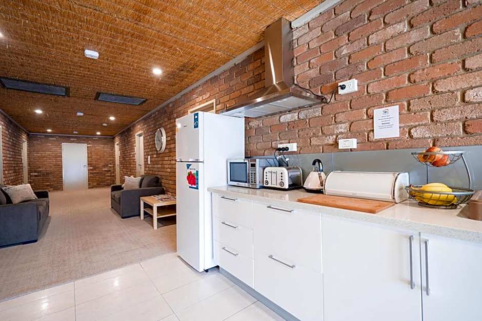 Farnham Court Motel and Restaurant