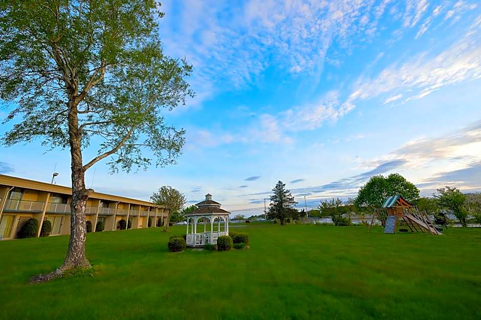 Riverview Inn & Suites