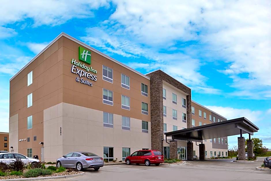 Photo 1 of 71 of Holiday Inn Express & Suites - Marshalltown By IHG