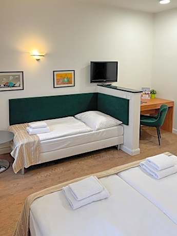 Comfort Room with Street View