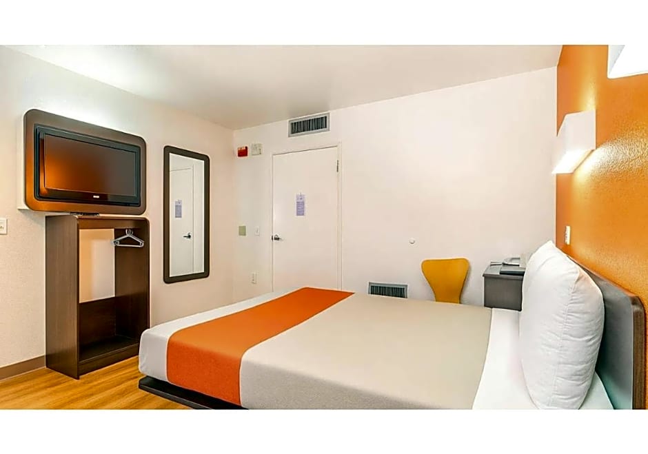 Motel 6-Carlsbad, CA Beach