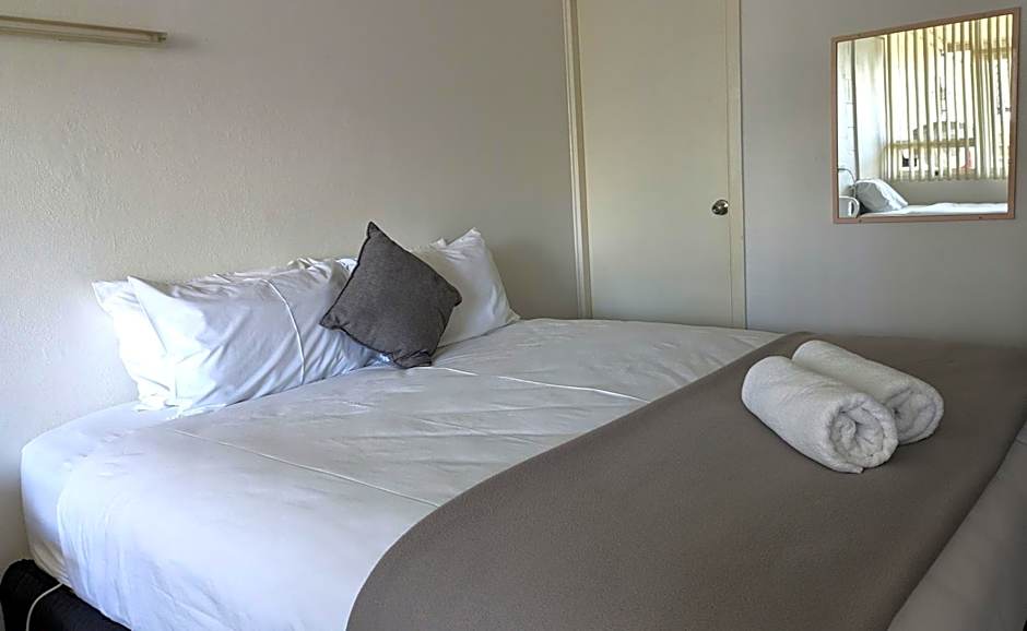 Photo 1 of 4 of 1 Queen Bed
