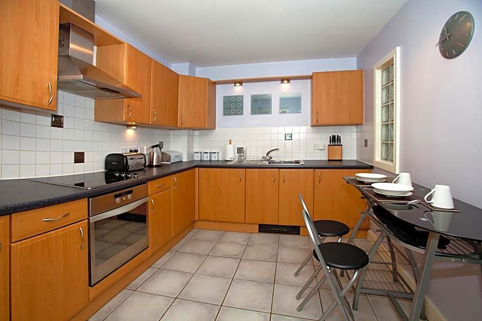 Riverbank View Three Bedroom Apartment with Free Parking