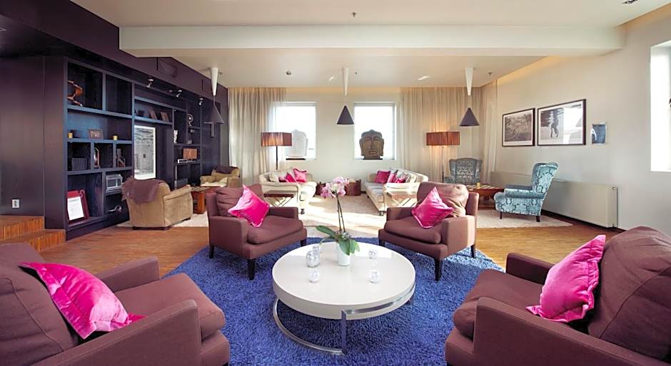 Home Hotel Folketeateret