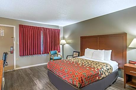 Queen Room - Accessible/Non-Smoking